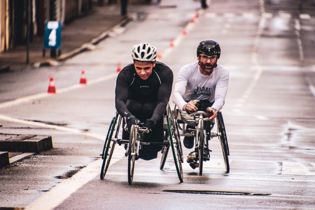 deux hommes en vélo handicapé