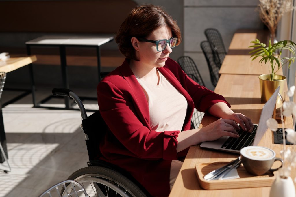 femme travaillant en chaise roulante avec son ordinateur