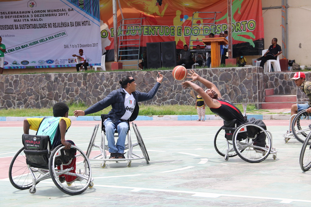 personnes en handicap faisant du basketball